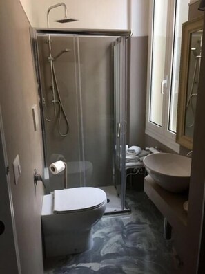 Shower, free toiletries, hair dryer, slippers - Albergo Villagrande (Varazze)