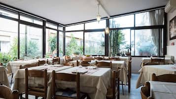 Déjeuner et dîner servis sur place