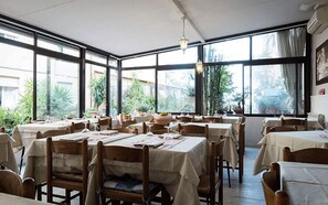 Se sirven almuerzos y cenas, cocina italiana