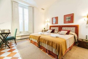 Tabla de planchar con plancha, wifi, ropa de cama