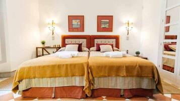 Tabla de planchar con plancha, wifi, ropa de cama