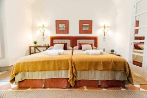 Tabla de planchar con plancha, wifi y ropa de cama 