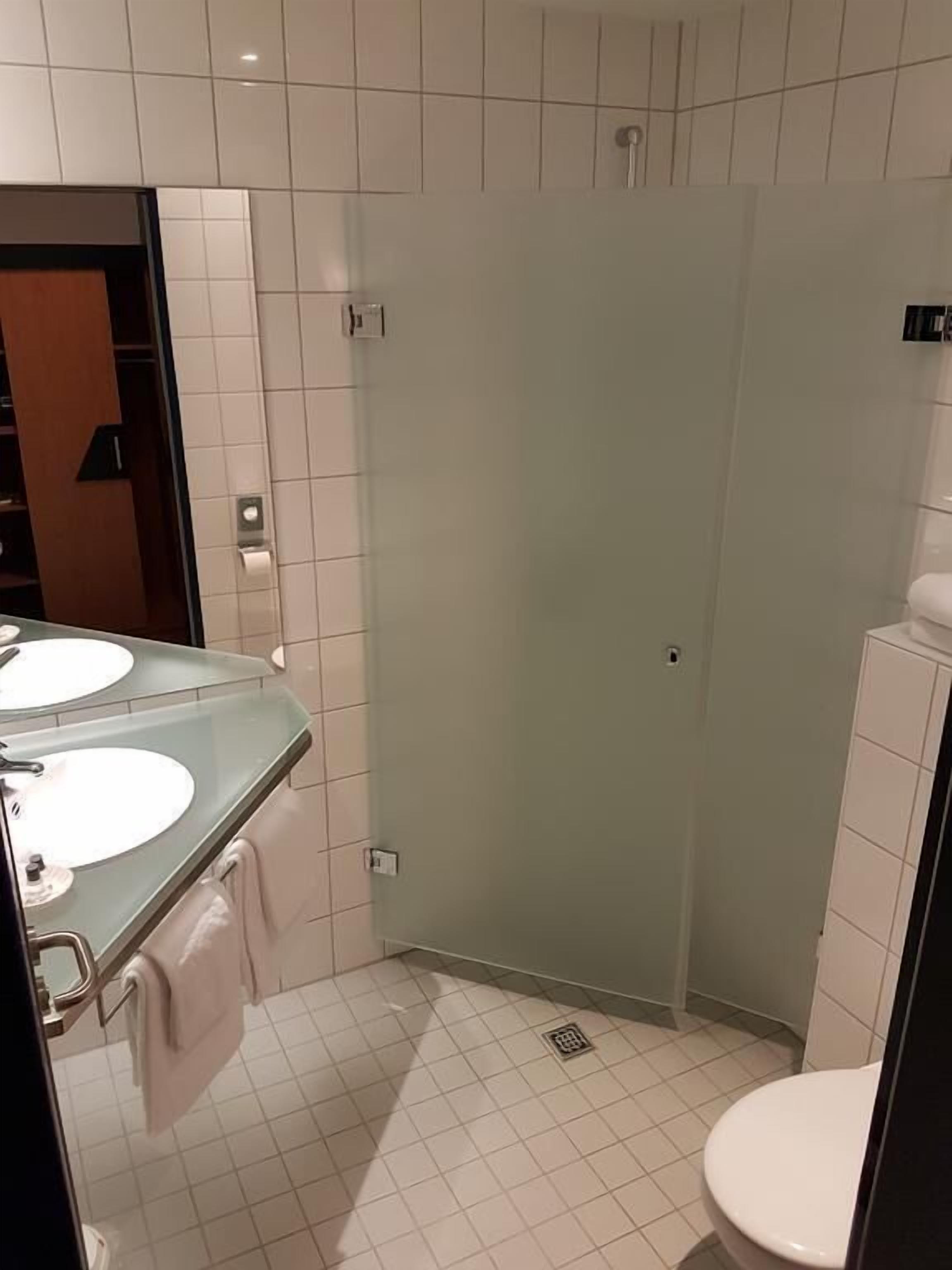 Suihku, hiustenkuivaaja, pyyhkeet