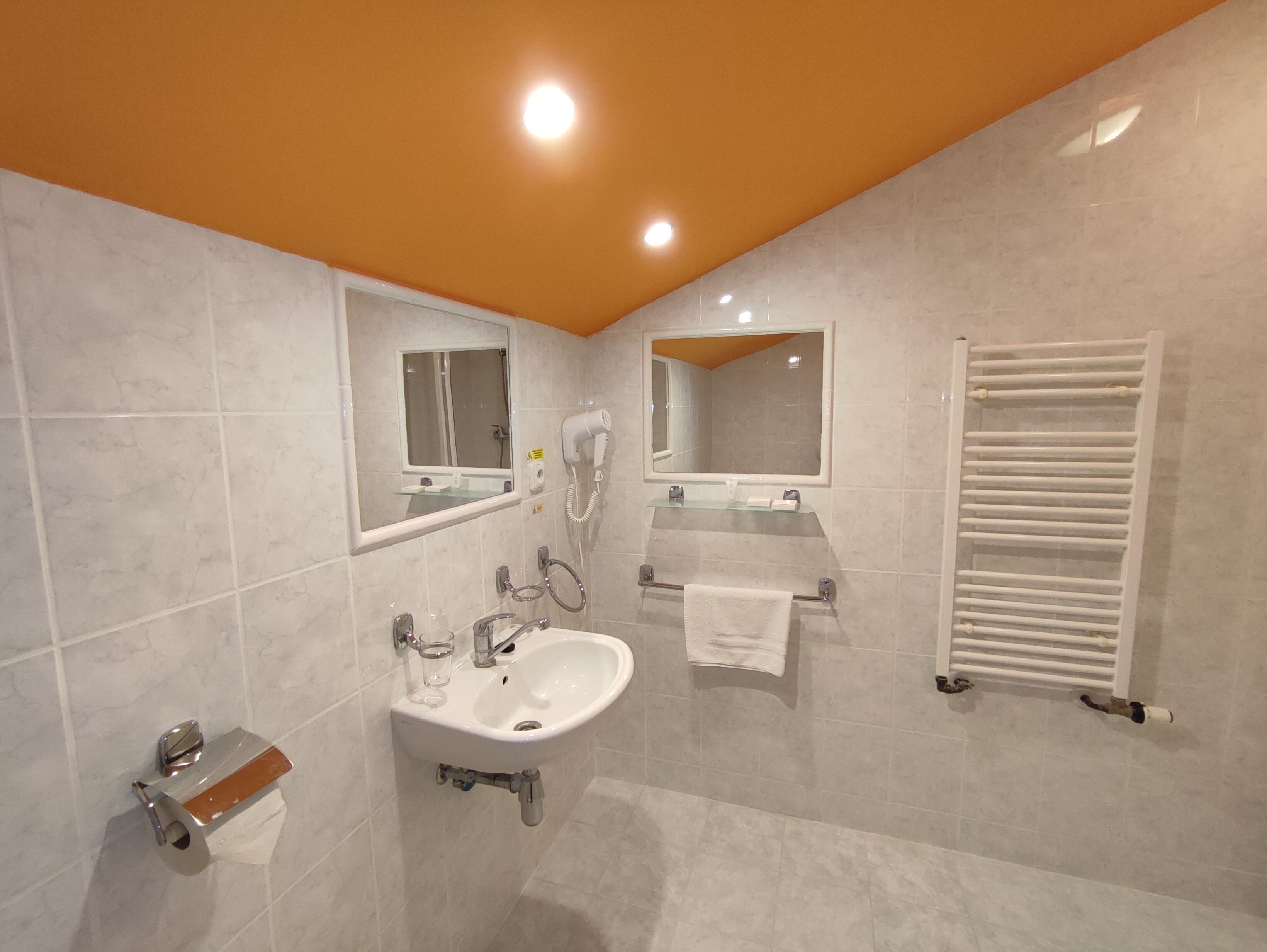 베이직룸 | 욕실 | 헤어드라이어, 타월, 비누, 샴푸