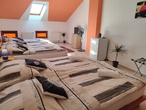 Huone (5 people, bath-tub) | Kannettavalle tietokoneelle sopiva työtila, silitysrauta/-lauta