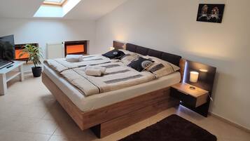 Triple Room | Laptop workspace, iron/ironing board, free WiFi, bed sheets