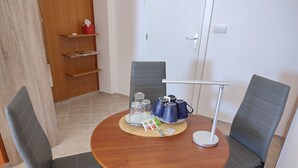 مساحة عمل للكمبيوتر المحمول ومكواة/لوح كي وواي فاي مجانًا وملاءات أسرّة