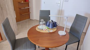 Room (5 people, bath-tub) | Laptop workspace, iron/ironing board, free WiFi, bed sheets