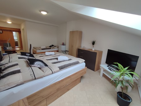 Triple Room | Laptop workspace, iron/ironing board, free WiFi, bed sheets. Hotel 28