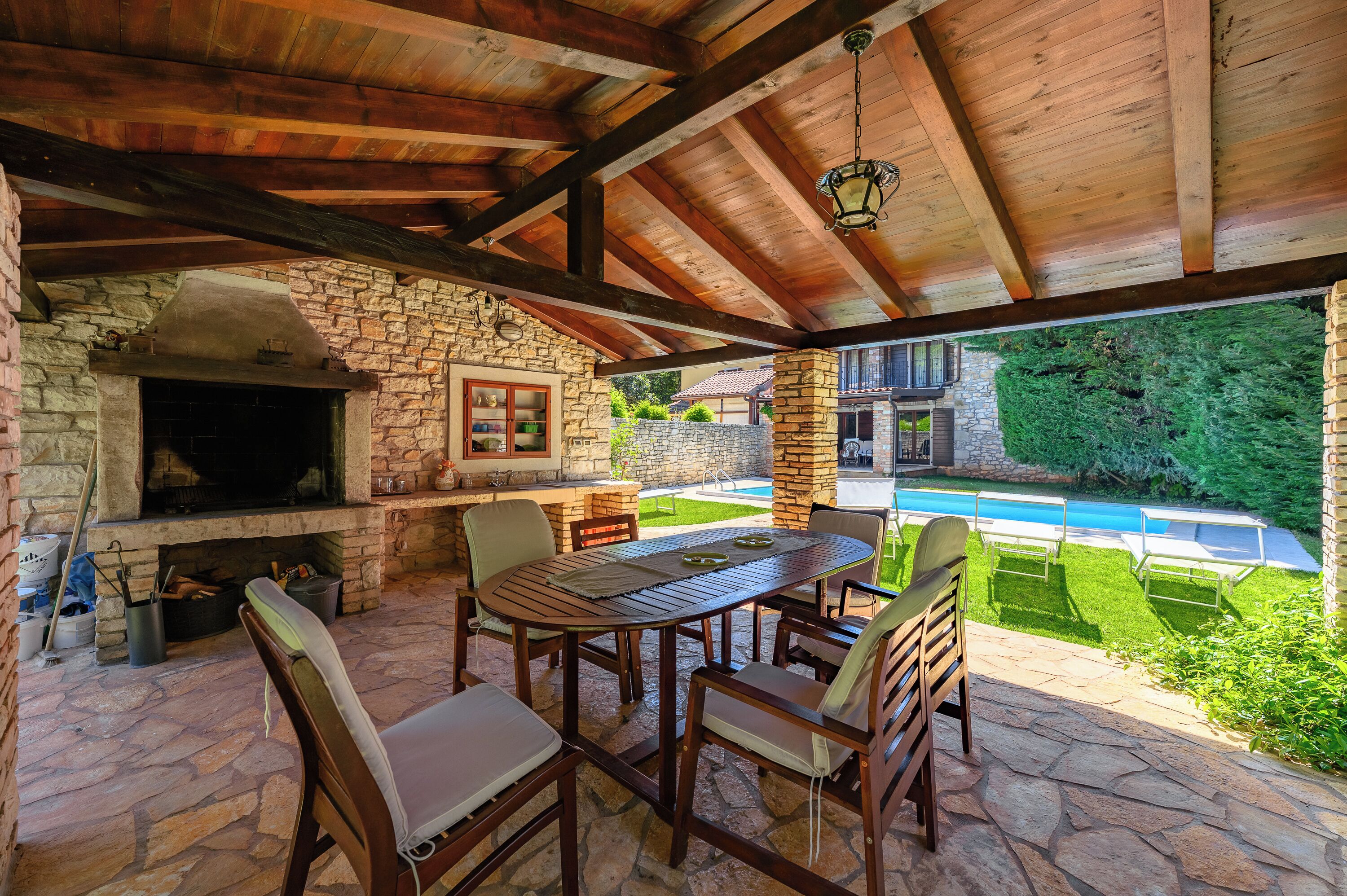 تناول الطعام بالخارج