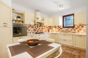 冷蔵庫、電子レンジ、オーブン、コンロ