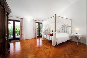 3 室のベッドルーム、セーフティボックス (室内)、アイロン / アイロン台、旅行用ベビーベッド