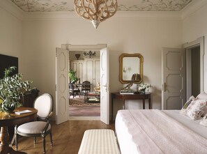 Villa Margherita Suite | 1 makuuhuone, minibaari, tallelokero huoneessa, työpöytä