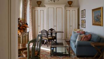 Villa Margherita Suite | 1 chambre, minibar, coffres-forts dans les chambres, bureau