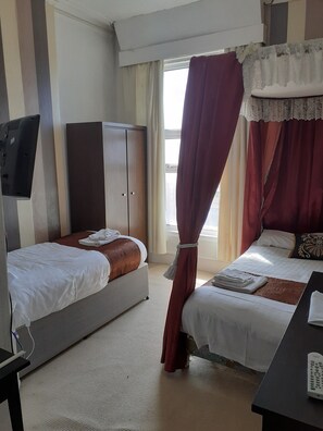 14 bedrooms, individually furnished, desk, bed sheets - Coastal Bay Hotel (Blackpool)