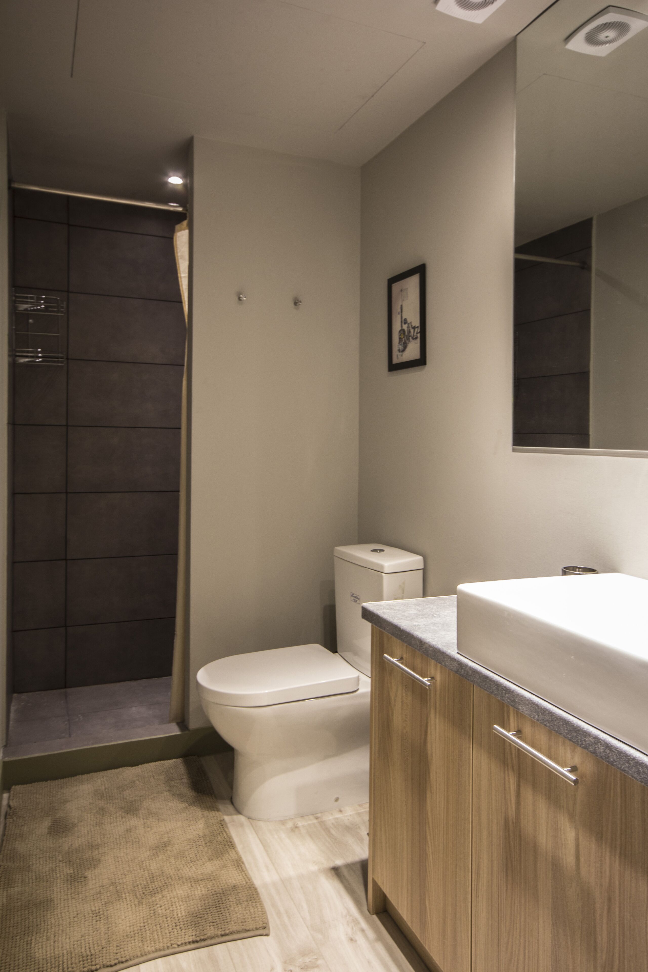 Une salle de bain moderne équipée d’une douche, de toilettes et d’un lavabo.