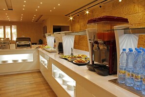 Café da manhã com buffet grátis todos os dias