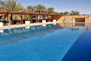 Outdoor pool - Mraguen Hotel (Adrar)