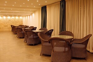 Frokost, lunsj og middag serveres, lokale og internasjonale retter 