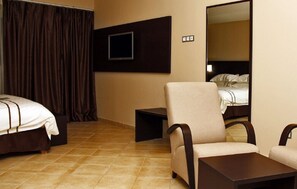 Safe på rommet, skrivebord og skrivebord for bærbar PC