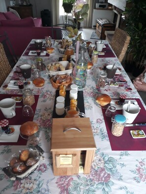 Free daily continental breakfast