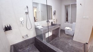 バスアメニティ (無料)、ヘアドライヤー、バスローブ、スリッパ