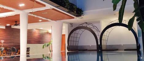 Una piscina al aire libre