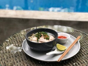 朝食 (オーダー形式)、毎日提供 (1 名様 5 USD)