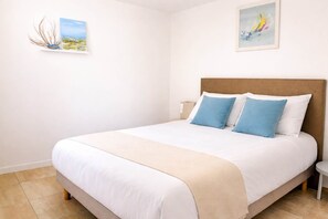 1 bedroom, iron/ironing board, free WiFi, bed sheets - LE LOGIS, Gîte 1. Clos des Aigrettes, 30m from La Cotinière Port. (Saint-Pierre-d'Oléron)