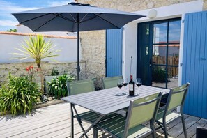 Outdoor dining - LE LOGIS, Gîte 1. Clos des Aigrettes, 30m from La Cotinière Port. (Saint-Pierre-d'Oléron)