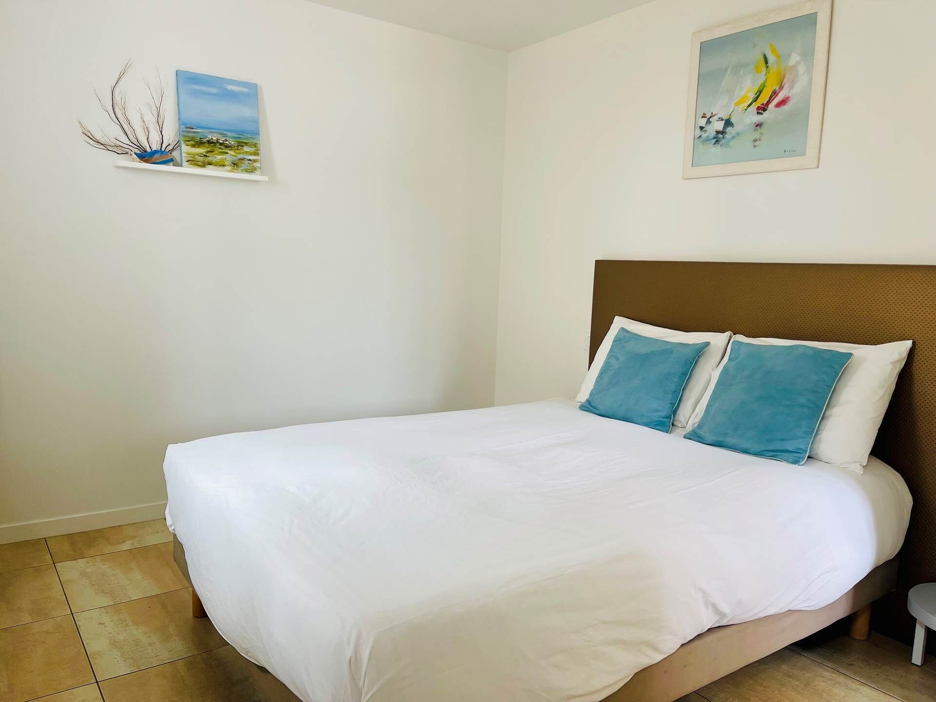 1 habitación, tabla de planchar con plancha, wifi gratis y ropa de cama 