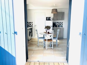 Dining - LE LOGIS, Gîte 1. Clos des Aigrettes, 30m from La Cotinière Port. (Saint-Pierre-d'Oléron)