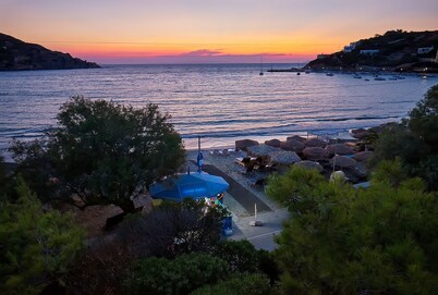 VILA "INSPIRATION" - ON KINI BEACH. House with garden & free parking -sea view