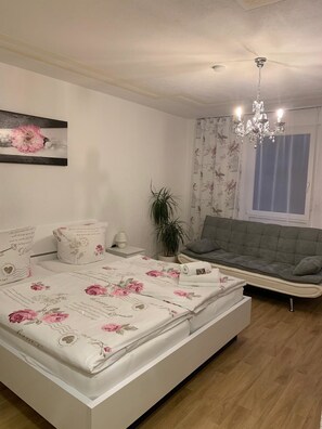 Apartment (4) | In-room safe, iron/ironing board, cribs/infant beds, free WiFi