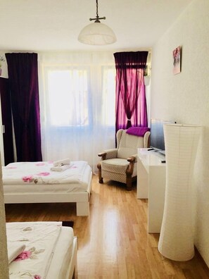 Double Room (6) | In-room safe, iron/ironing board, cribs/infant beds, free WiFi