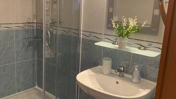 Doppel- oder Zweibettzimmer (5) | Badezimmer | Dusche, Handtücher, Seife, Toilettenpapier
