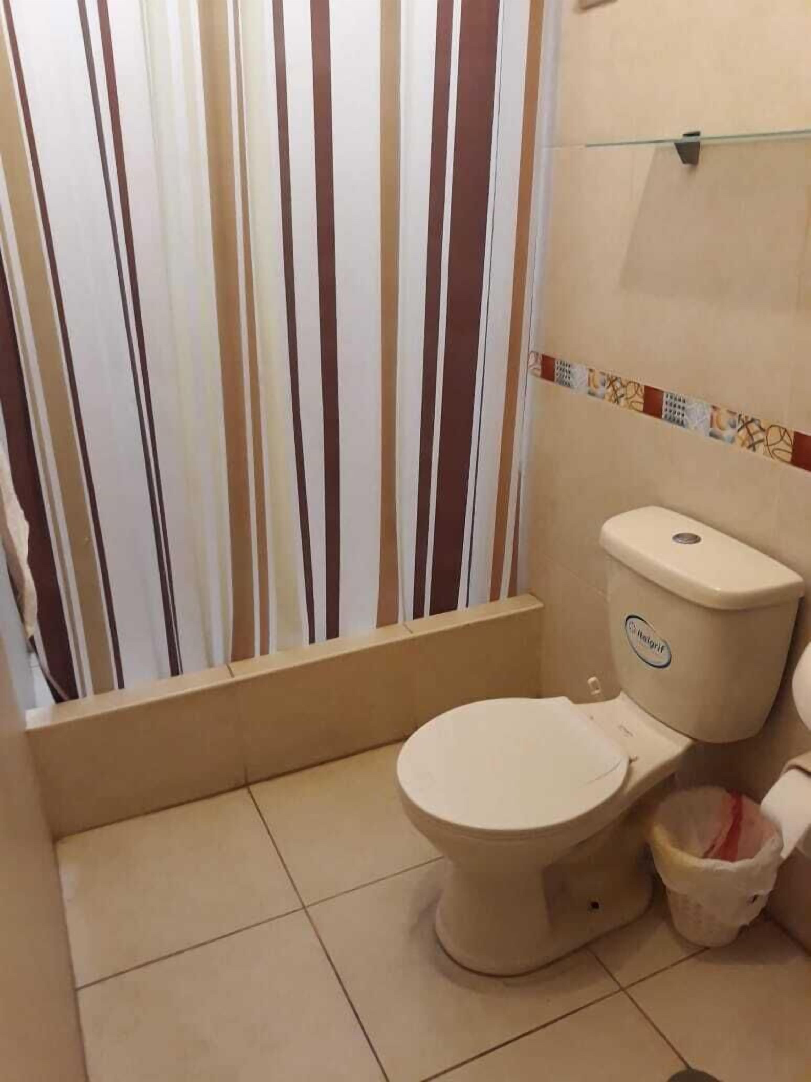 Comfort Apartment | Bathroom | Shower, rainfall showerhead, towels