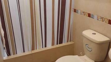 Comfort Apartment | Bathroom | Shower, rainfall showerhead, towels