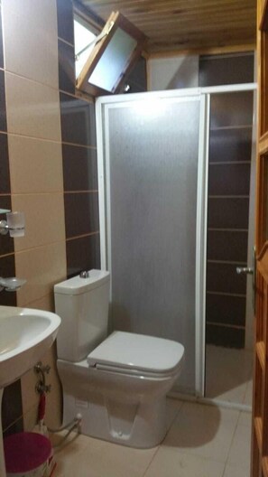 Basic Tree House | Bathroom