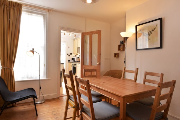 Cottage, Multiple Beds | In-room dining