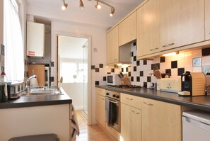 Cottage, Multiple Beds | Shared kitchen