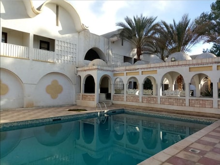 Una piscina al aire libre. Hotel Souf