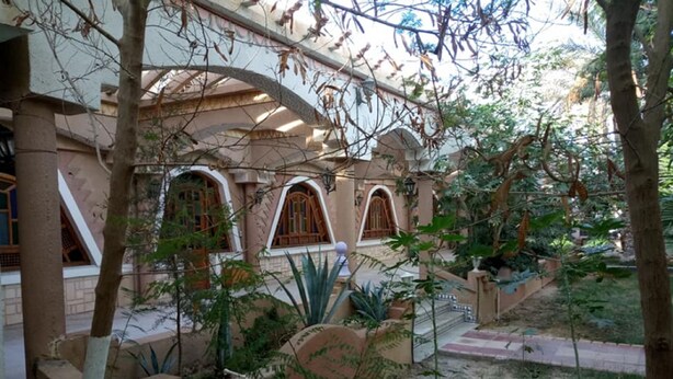 A traditional building with arched windows and a courtyard. - Hotel Souf (El Oued)