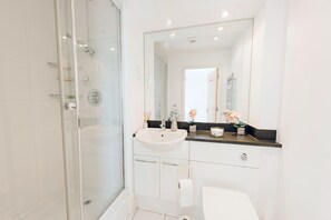 Apartment, 2 Bedrooms | Bathroom - Royal Modern Apartment (London)