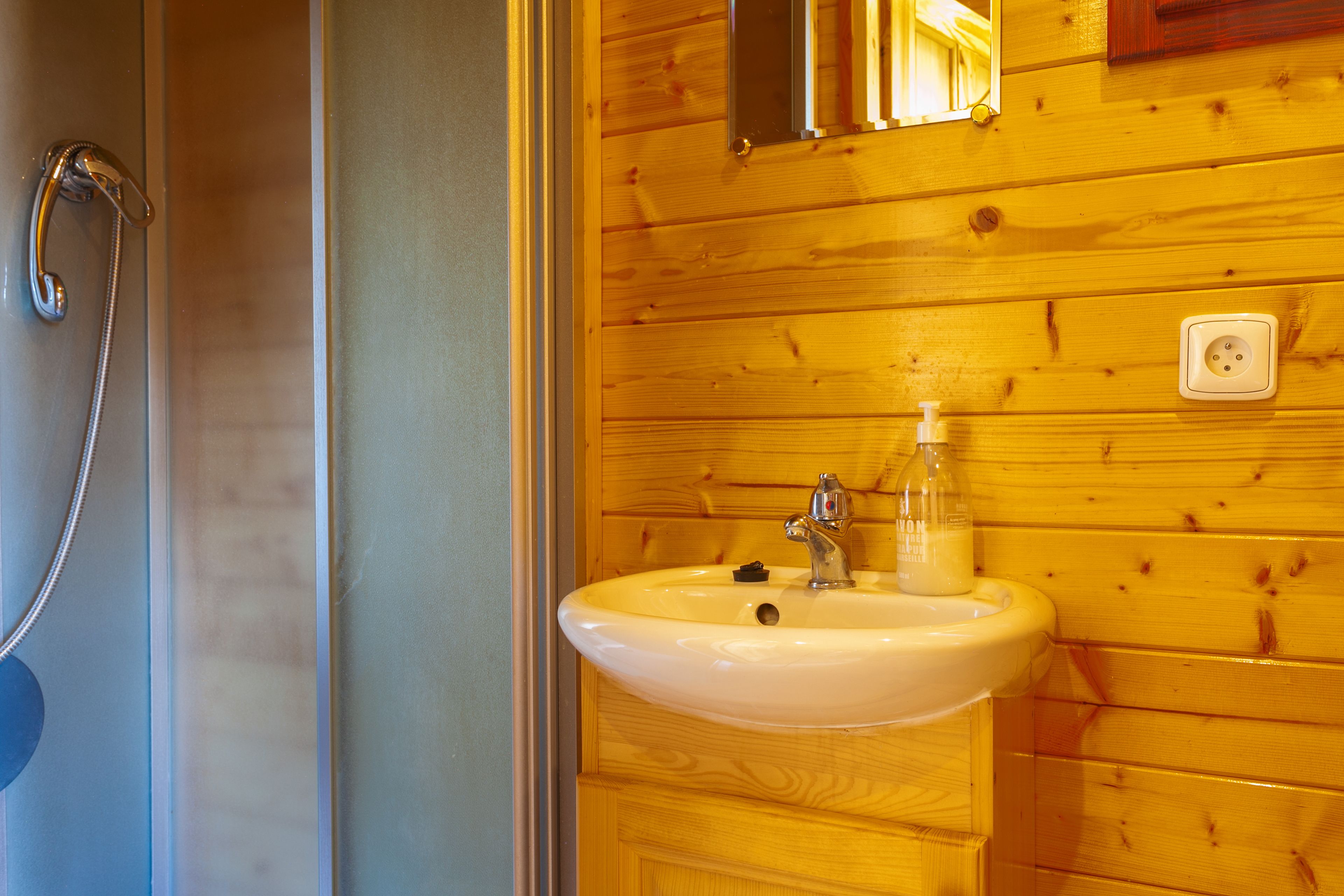 Comfort stacaravan | Badkamer | Een douche, een regendouche, toiletpapier