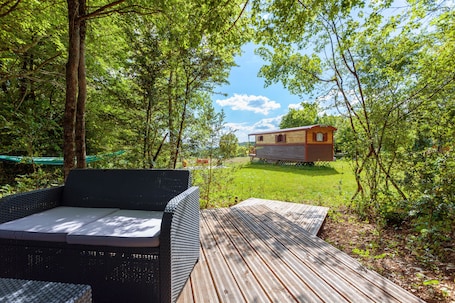 Terrace/patio. La Grange d'Emile Gites, Roulottes et Piscine