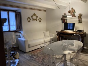 Flat-screen TV - La Pecora e l'Agnello (Caprese Michelangelo)