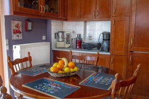 Departamento, 3 habitaciones | Cocina privada | Refrigerador, horno, parrilla de estufa y utensilios de cocina 