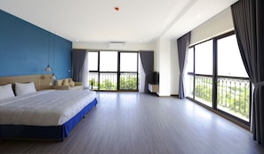 Twin Studio | Desk, soundproofing, rollaway beds, free WiFi