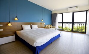 Escritorio, sistema de insonorización y camas plegables/adicionales